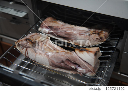 魚焼きグリルでマグロのカマを焼く様子 魚焼きグリルでマグロのカマを焼く様子 125721192