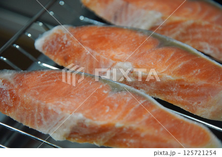 魚焼きグリルで鮭を焼く様子 魚焼きグリルで鮭を焼く様子 125721254