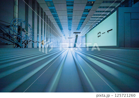 近未来的な新宿NSビル吹き抜け 125721260