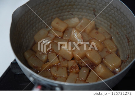 こんにゃくの甘辛煮を作る様子 125721272