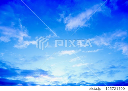 朝日に染まる雲 125721300