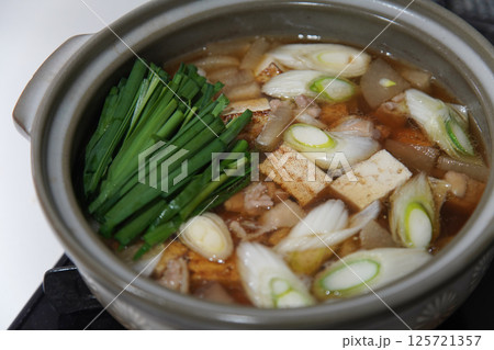 鶏肉と大根の鍋を作る様子 鶏肉と大根の鍋を作る様子 125721357