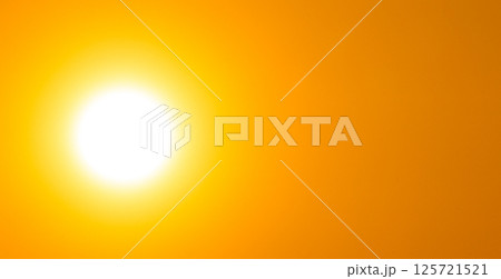 夕方に黄金色に染まる太陽と空と不思議な空間 125721521