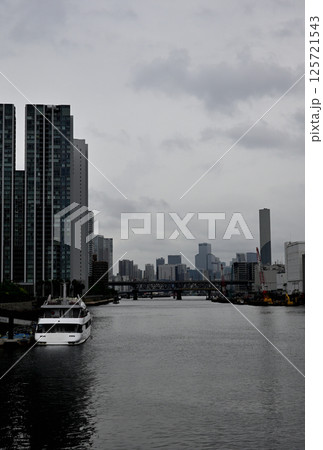 品川埠頭橋、京浜運河から見る品川区港南の風景 品川埠頭橋、京浜運河から見る品川区港南の風景 125721543