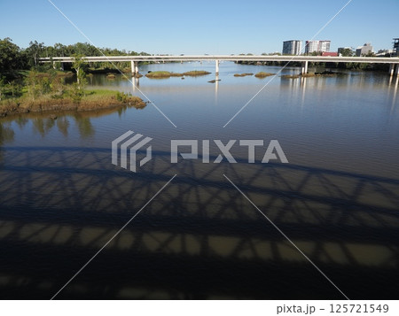 フィッツロイ川にかかるAlexandra Bridge ロックハンプトン オーストラリア フィッツロイ川にかかるAlexandra Bridge ロックハンプトン オーストラリア 125721549