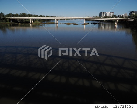 フィッツロイ川にかかるAlexandra Bridge　ロックハンプトン　オーストラリア 125721550