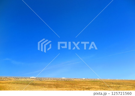 湖の堤体の下から見た風景6 湖の堤体の下から見た風景6 125721560