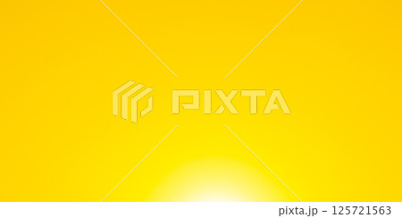 夕方に黄金色に染まる太陽と空の不思議な空間 125721563