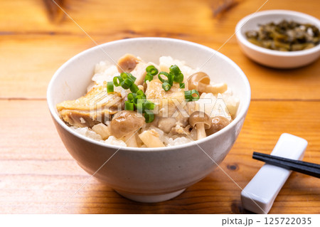 鶏肉としめじのおこわ 125722035