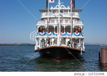 滋賀県大津市の大津港に停泊する観光船(ミシガン) 滋賀県大津市の大津港に停泊する観光船(ミシガン) 125722406