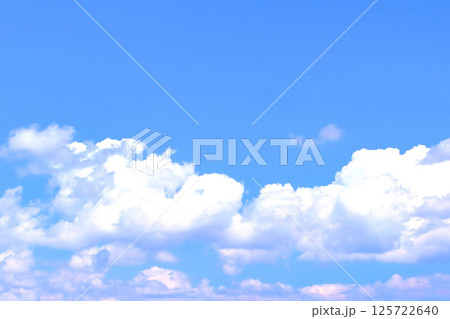 青空と白い雲・背景素材 125722640