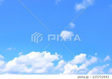 青空と白い雲・背景素材 125722641