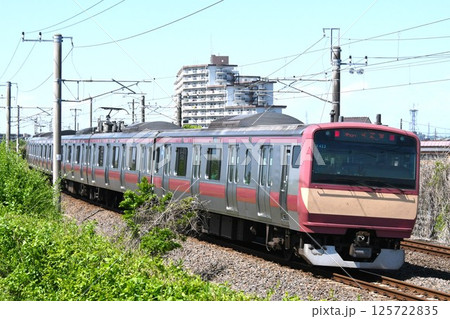 品川へ向けて常磐線をゆく赤電カラーのE531系 125722835