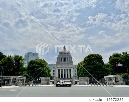 国会議事堂前から見た国会 125722854