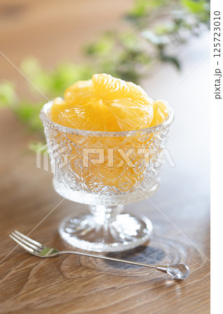 ガラスの器に盛った甘夏 125723010