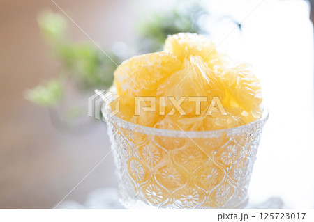 ガラスの器に盛った甘夏 ガラスの器に盛った甘夏 125723017