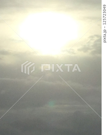 鎌倉＆江ノ島散策2023　材木座海岸雲から覗く太陽 125723049