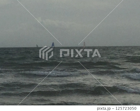 鎌倉＆江ノ島散策2023　晩秋の海由比ガ浜 125723050