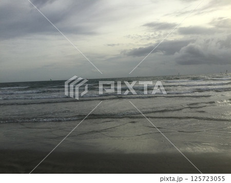 鎌倉＆江ノ島散策2023　波打ち際から望む水平線 125723055