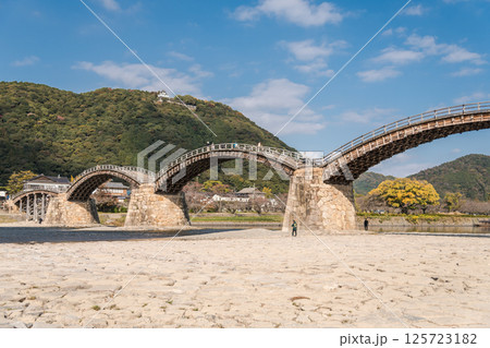 【錦帯橋と錦川】 125723182