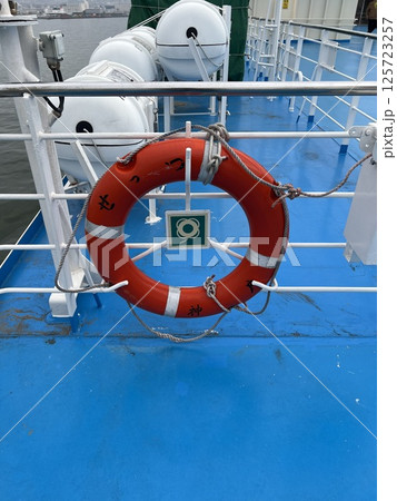 フェリーに備付けの救命浮輪 125723257