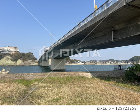橋脚を下から眺める風景 125723258