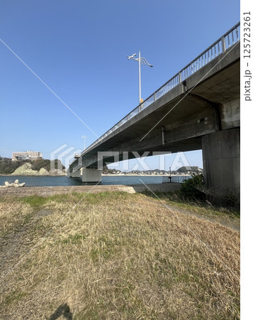 川に架かる橋 川に架かる橋 125723261