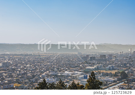 島田市の白岩寺公園前展望台から見た島田市の街並みと風景(静岡県) 125723629