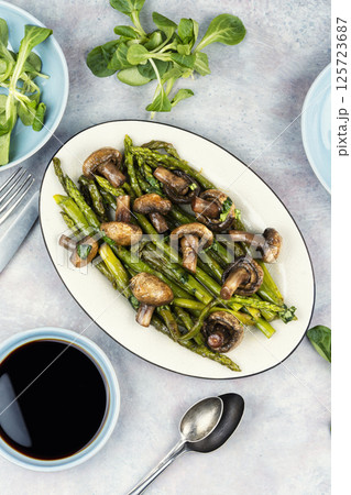 Roasted asparagus and mushrooms. 125723687