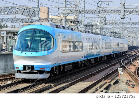 近鉄名古屋線を走る近鉄特急ミジュマルライナー 125723758