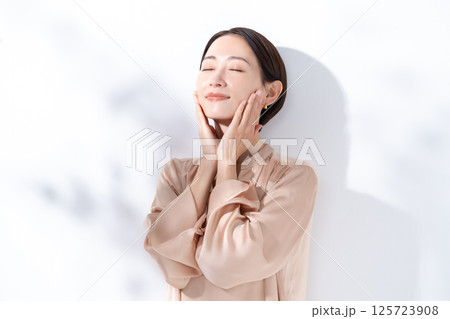 日差し　ビューティー　夏 125723908