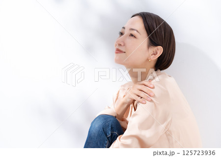 日差し　ビューティー　夏 125723936