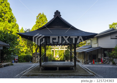 京都　哲学の道 　大豊神社　拝殿 125724363