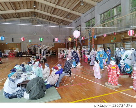 かかしの里にあるかかしの小学校の体育館内部 かかしの里にあるかかしの小学校の体育館内部 125724378