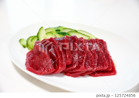ニタリクジラの刺し身　おいしい肉の刺身 125724856