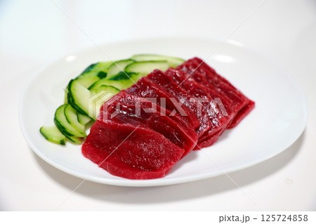ニタリクジラの刺し身 おいしい肉の刺身 ニタリクジラの刺し身 おいしい肉の刺身 125724858