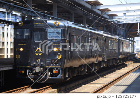 箱崎駅に停車中の観光列車「かんぱち・いちろく」(JR九州) 箱崎駅に停車中の観光列車「かんぱち・いちろく」(JR九州) 125725177