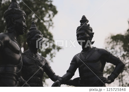 Three magnificent Bronze Statues that powerfully Depict Historic Figures deep in Conversation Three magnificent Bronze Statues that powerfully Depict Historic Figures deep in Conversation 125725848