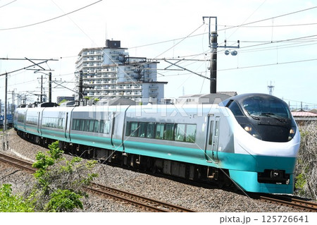 いわきへ向けて常磐線をゆくE657系（グリーンレイク）の特急ひたち号 125726641