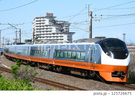 勝田へ向けて常磐線をゆくE657系(オレンジパーシモン)の特急ときわ号 勝田へ向けて常磐線をゆくE657系(オレンジパーシモン)の特急ときわ号 125726675