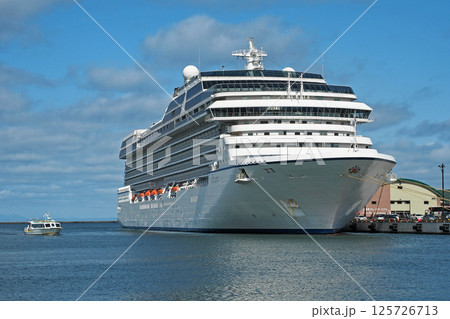 小樽初寄港のクルーズ客船リビエラと小樽海上観光船あおばと 125726713