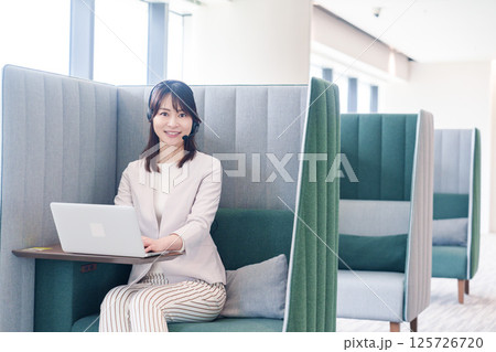 コワーキングスペースのブースで働く若い女性 125726720