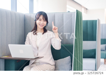 コワーキングスペースのブースで働く若い女性 コワーキングスペースのブースで働く若い女性 125726724