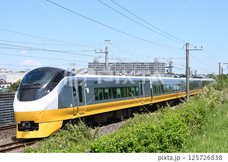 品川へ向けて常磐線をゆくE657系（イエロージョンキル）の特急ひたち号 125726838