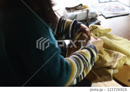 手縫いで刺繍する女性 手縫いで刺繍する女性 125726928