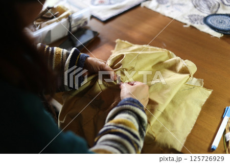 手縫いで刺繍する女性 125726929