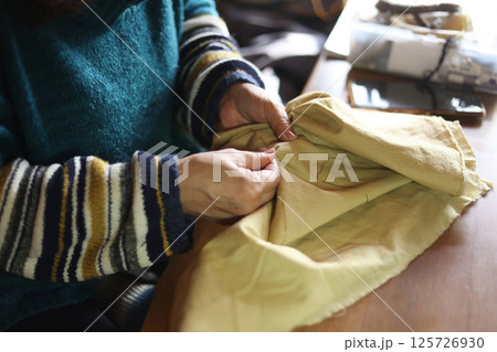 手縫いで刺繍する女性 手縫いで刺繍する女性 125726930