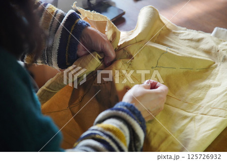 手縫いで刺繍する女性 手縫いで刺繍する女性 125726932