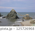 夫婦岩と鳥居 125726968