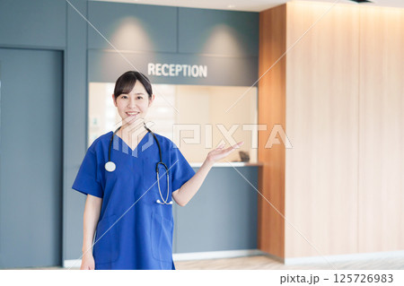 患者を迎える医療従事者の女性 患者を迎える医療従事者の女性 125726983